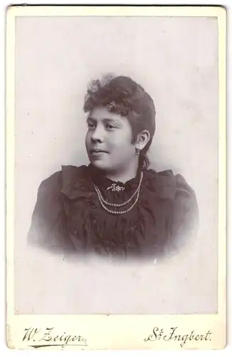 Fotografie W. Zeiger, St. Ingbert, Kaiserstrasse, junge Frau mit freundlichem Lächeln