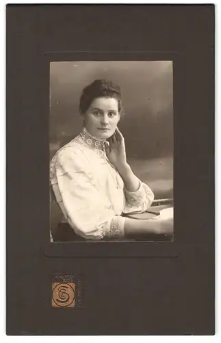 Fotografie Schuster, Osnabrück, nachdenkliche junge Frau im Portrait