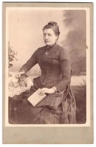 Fotografie Robert Winkelmann, Ort unbekannt, Dame in tailliertem Kleid mit Buch in der Hand
