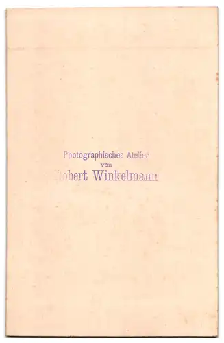 Fotografie Robert Winkelmann, Ort unbekannt, Dame in tailliertem Kleid mit Buch in der Hand