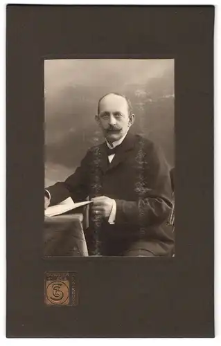 Fotografie Schuster, Osnabrück, bürgerlicher Herr mit Halbglatze