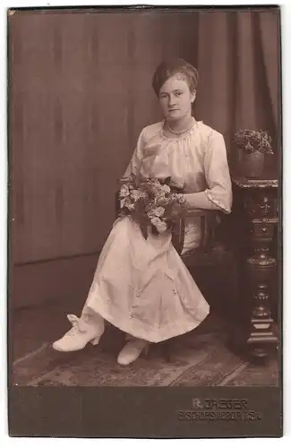 Fotografie R. Jaeger, Bischofswerda i. Sa., Konfirmandin mit Blumenstrauss