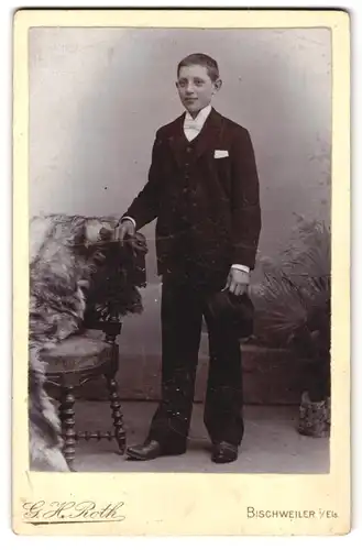 Fotografie G. H. Roth, Bischweiler i /Els., Portrait junger Mann im Anzug mit Fliege