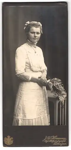 Fotografie J. w. Hornung, Tübingen, Portrait hübsch gekleidete Dame mit Blumen