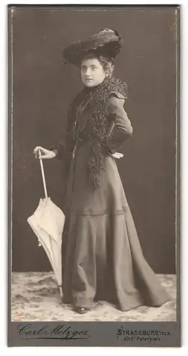 Fotografie Carl Metzger, Strassburg i /Els., Alt St. Peterplatz, Portrait junge Dame im Kleid mit Schirm