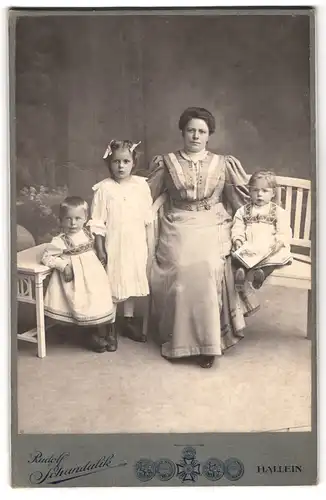 Fotografie Rudolf Schandalik, Hallein, Karolinenplatz 231, Portrait bürgerliche Dame mit drei kleinen Mädchen