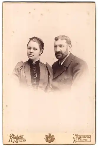 Fotografie Righetti & Ketzler, Innsbruck, Portrait bürgerliches Paar in hübscher Kleidung