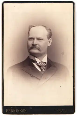 Fotografie Parinson, New York, West 26th Street, Portrait modisch gekleideter Herr mit Schnurrbart