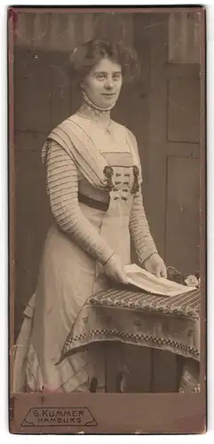 Fotografie G. Kummer, Hamburg, Stiendamm 62, Portrait junge Dame im modischen Kleid