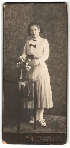 Fotografie G. Stumpf, Baden-Baden, Lichtentaler-Strasse 57, Portrait junge Dame im modischen Kleid