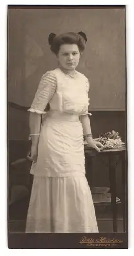 Fotografie Berta Kleinhans, Königsberg i. Pr., Unterhaberberg 36, Portrait junge Dame im weissen Kleid