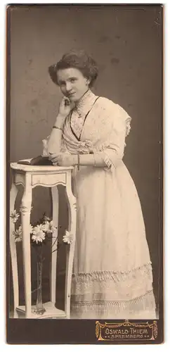 Fotografie Oswald Thiem, Spremberg, Portrait junge Dame im Kleid mit einem Buch