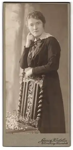 Fotografie Georg Wedel, Würzburg, Kaiserstrasse 9, Portrait junge Dame in hübscher Kleidung