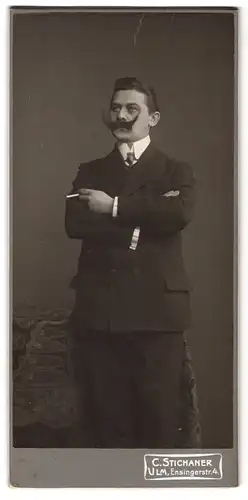 Fotografie C. Stichaner, Ulm, Ensingerstrasse 4, Portrait eleganter Herr mit Schnauzbart und Zigarette