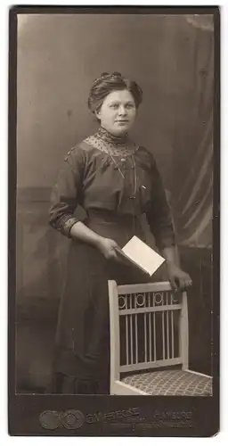 Fotografie G. Vierecke, Hamburg, Rathausstrasse 13, Portrait hübsch gekleidete Dame mit einem Buch