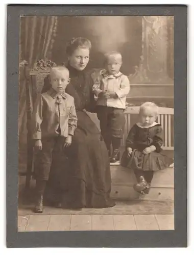 Fotografie unbekannter Fotograf und Ort, Portrait bürgerliche Dame mit drei Kindern