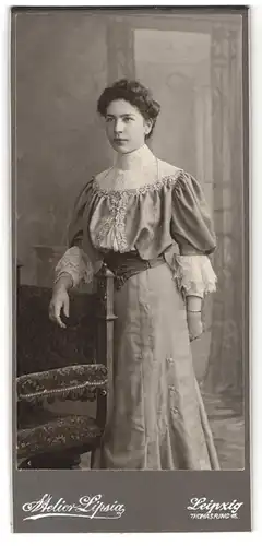 Fotografie Atelier Lipsia, Leipzig, Thomasring 15, Portrait junge Dame im hübschen Kleid