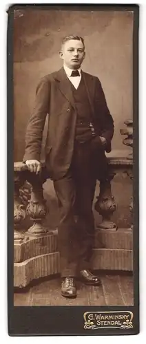 Fotografie G. Warminsky, Stendal, Portrait junger Herr im Anzug mit Fliege