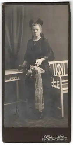 Fotografie Atelier Norden, Berlin, Invalidenstrasse 137, Portrait junge Dame im Kleid mit Blumenstrauss und Buch