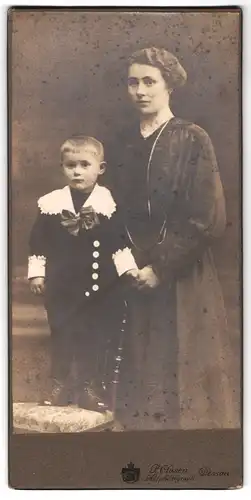 Fotografie P. Clasen, Dessau, Portrait bürgerliche Dame mit einem kleinen Jungen