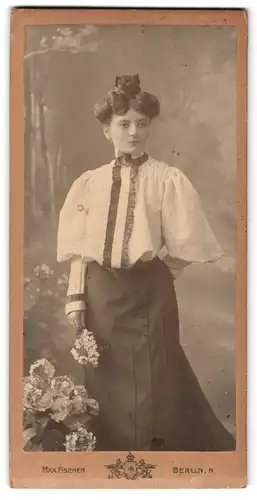 Fotografie Max Fischer, Berlin-N, Invaliden-Strasse 164, Portrait junge Dame in hübscher Bluse und Rock