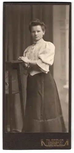 Fotografie Th. Eppler, Dresden-N, Hauptstrasse 24, Portrait junge Dame in hübscher Bluse und Rock