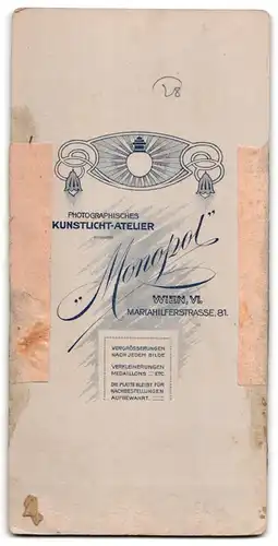 Fotografie Atelier Monopol, Wien, Mariahilferstrasse 81, Portrait kleines Mädchen im weissen Kleid mit Stofftier