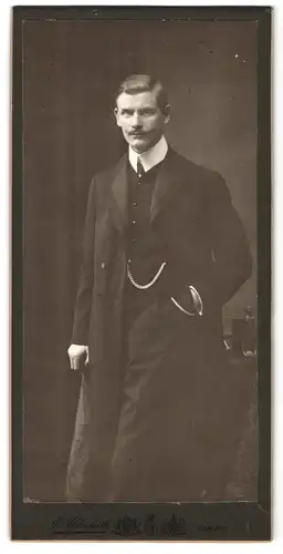 Fotografie E. Uhlenhuth, Coburg, Am Albertplatz, Portrait junger Herr in eleganter Kleidung