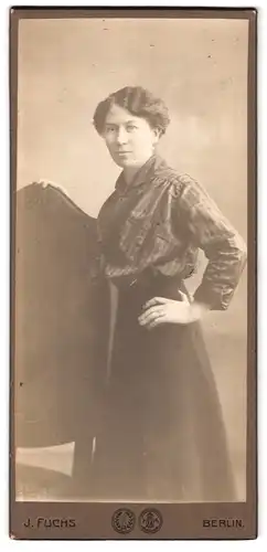 Fotografie J. Fuchs, Berlin, Portrait junge Dame in modischer Bluse und Rock