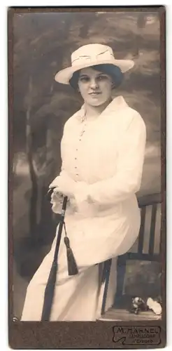 Fotografie Max Hähnel, Jahnsdorf im Erzgebirge, Portrait modisch gekleidete Dame mit Schirm