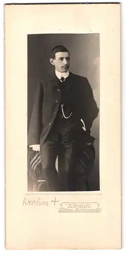 Fotografie R. Przibill, Altona, Reichenstrasse 18, Portrait junger Herr in modischer Kleidung