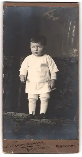 Fotografie Jacob Zimmermann, Heppenheim a. d. B., Portrait kleiner Junge in hübscher Kleidung