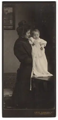 Fotografie Louis Schindhelm, Ebersbach i /S., Portrait bürgerliche Dame mit einem Kleinkind