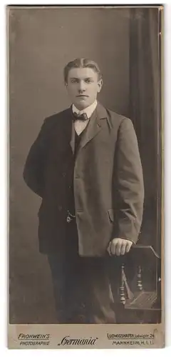 Fotografie Atelier Germania, Ludwigshafen, Ludwigstrasse 24, Portrait junger Herr in modischer Kleidung