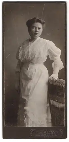 Fotografie B. Dittmar, Regensburg, Schäffnerstrasse G 104 A, Portrait junge Dame im weissen Kleid