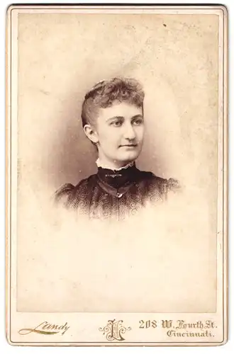 Fotografie Landy, Cincinnati, 208 W. Fourth Street, Elegante Dame mit hochgestecktem Haar