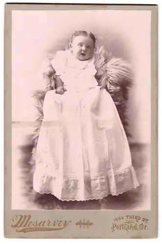 Fotografie Mesarvey, Portland, Or., 165 1 /2 Third Str., Säugling im Taufkleid