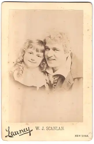 Fotografie Launey W. J. Scanlan, New York, glückliches Mädchen mit ihrem Vater