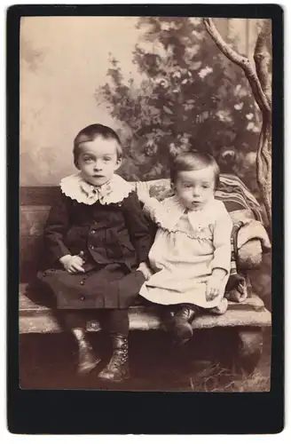 Fotografie Charles Gerlach, Brooklyn, 150 Broadway, junge Geschsiter mit müdem Gesichtsausdruck