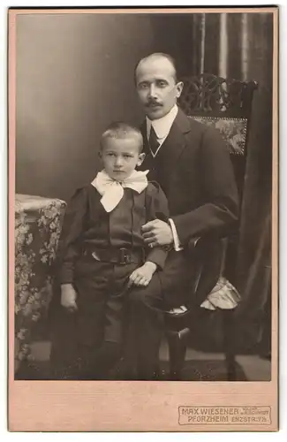 Fotografie Max Wiesener, Pforzheim, Enzstr. 7 1 /2, Vater in elegantem Anzug und sein Sohn