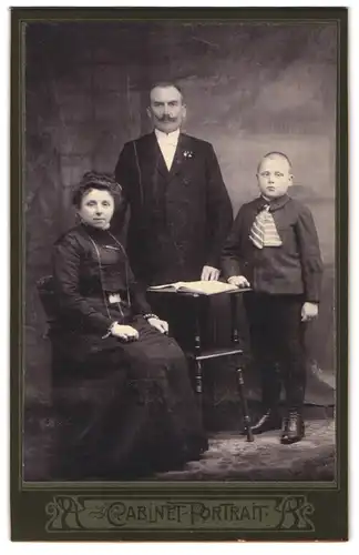 Fotografie Cabinet-Portrait Max Herzog, Annaburg, strenger Vater mit Gattin und Sohn