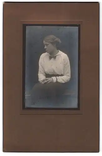 Fotografie Fotograf und Ort unbekannt, Seitenporträt einer jungen Frau mit weisser Bluse