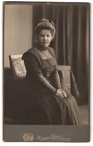 Fotografie Hermann Kapps, Hildesheim, Bernwardstr. 5, junge Dame in dunklem Kleid