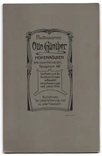 Fotografie Otto Günther, Hohenmölsen, Weissenfelserstr., Portrait älteres Paar im gestreiften Kleid und Anzug