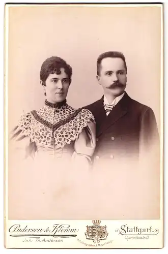 Fotografie Andersen & Klemm, Stuttgart, Charlottenstr. 2, Portrait Paar im Kleid und Anzug mit Schnauzbart