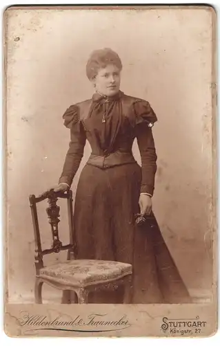 Fotografie Hildebrand & Traunecker, Stuttgart, Königstr. 27, Portrait Dame im Biedermeierkleid mit Locken