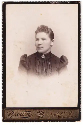 Fotografie Brown, San Francisco / Cal., Kearny St. 606, Portrait Dame im Biedermeierkleid mit Locken und Puffärmel