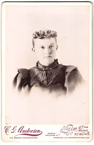 Fotografie C. G. Anderson, Kansas City / MO., Portrait junge Frau im gemusterten Kleid mit Locken