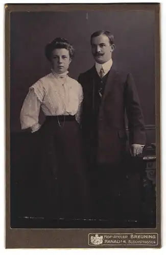 Fotografie Breuning, Hanau a. M., Bleichstr. 9, Portrait Eheleute im Anzug und Kleid mit weisser Bluse