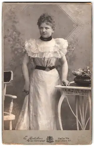 Fotografie E. Motzkus, Halle a. S., Gr. Ullrichstr. 57, Portrait junge Frau im weissen Kleid mit Halsband und Locken